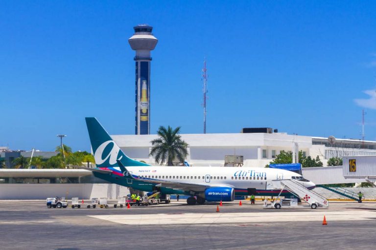 Hoe kom je van Isla Mujeres naar Cancun Airport, Mexico?